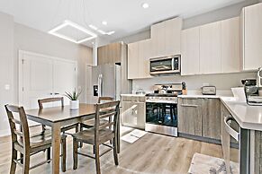 Upscale 3BR Apt with Parking in Ashland