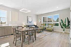 Upscale 3BR Apt with Parking in Ashland