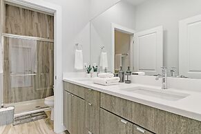 Upscale 3BR Apt with Parking in Ashland