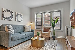 2BR Lively & Chic Home in Rogers Park