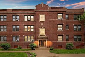 2BR Lively & Chic Home in Rogers Park