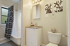 2BR Lively & Chic Home in Rogers Park