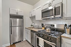 2BR Lively & Chic Home in Rogers Park