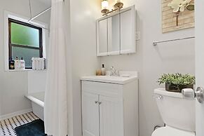 2BR Warm Lovely Home in Rogers Park