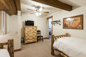 Snow Flower 074 3 Bedroom Condo by RedAwning