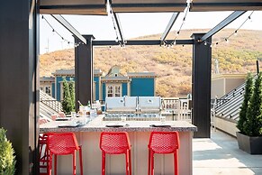 Lift Lodge 102 3 Bedroom Condo by RedAwning