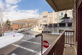 Lift Lodge 102 3 Bedroom Condo by RedAwning