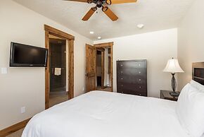 Snow Flower 076 4 Bedroom Condo by RedAwning