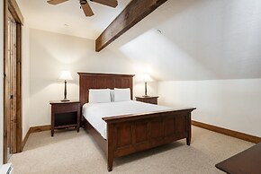 Snow Flower 076 4 Bedroom Condo by RedAwning