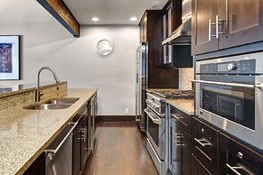 Lakeside 1629 3 Bedroom Townhouse by RedAwning