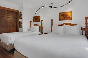 Park Station 113 2 Bedroom Condo by RedAwning