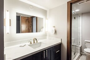 Park Station 227 & 229 5 Bedroom Condo by RedAwning