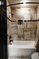 Woodside Haus 3 Bedroom Home by RedAwning