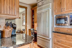 Red Pine Residence 6 Bedroom Home by RedAwning