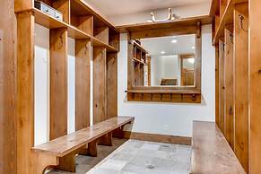 Red Pine Residence 6 Bedroom Home by RedAwning