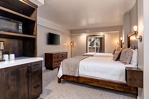 Park Station 213 2 Bedroom Condo by RedAwning