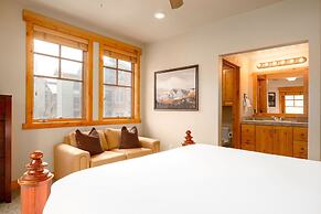 Town Pointe C201 3 Bedroom Condo by RedAwning