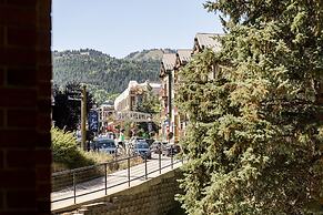 Park Station 229 3 Bedroom Condo by RedAwning