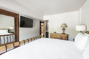 Park Station 229 3 Bedroom Condo by RedAwning