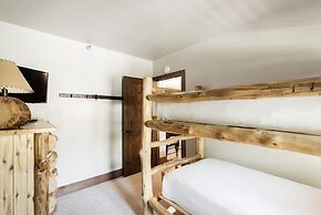 Park Station 229 3 Bedroom Condo by RedAwning