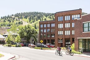 Galleria 308 1 Bedroom Condo by RedAwning