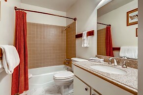 Silvertown 418 4 Bedroom Condo by RedAwning