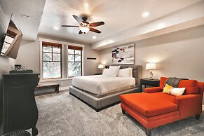 Town Pointe B101 3 Bedroom Condo by RedAwning