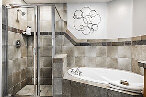 Town Pointe B101 3 Bedroom Condo by RedAwning