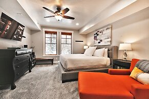 Town Pointe B101 3 Bedroom Condo by RedAwning