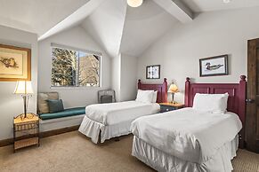 Queen Esther 2425 2 Bedroom Condo by RedAwning