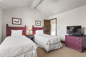 Queen Esther 2425 2 Bedroom Condo by RedAwning