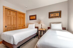 Snow Flower 020 3 Bedroom Condo by RedAwning