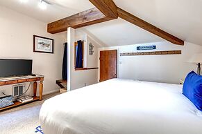 Snow Flower 030 3 Bedroom Condo by RedAwning