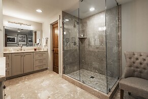 Snow Flower 069 5 Bedroom Condo by RedAwning