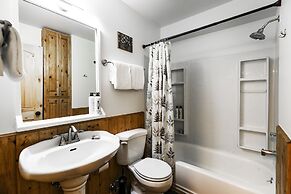 Woodside 11 1 Bedroom Condo by RedAwning