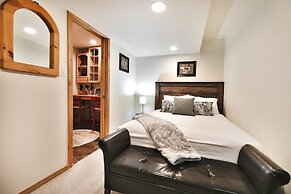 Woodside 11 1 Bedroom Condo by RedAwning