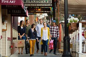 Woodside 11 1 Bedroom Condo by RedAwning