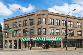 3BR Apt in Logan Square near Highlights