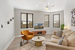 3BR Apt in Logan Square near Highlights