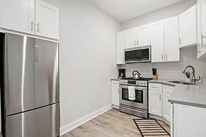 3BR Apt in Logan Square near Highlights