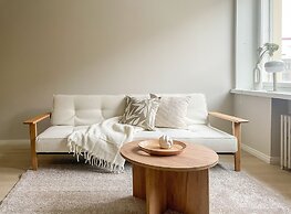 Central 1BR next to the park