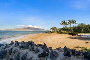 Menehune Shores, #623 2 Bedroom Condo by RedAwning