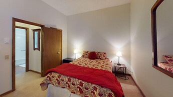 Wintergreen 106 - Cozy And Peaceful Condo, Conveniently Located Betwee