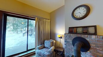 Wintergreen 106 - Cozy And Peaceful Condo, Conveniently Located Betwee