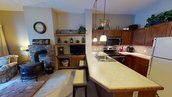 Wintergreen 106 - Cozy And Peaceful Condo, Conveniently Located Betwee