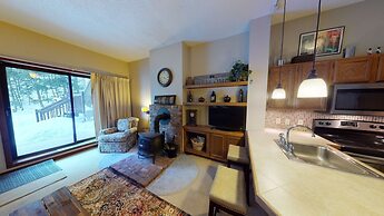 Wintergreen 106 - Cozy And Peaceful Condo, Conveniently Located Betwee