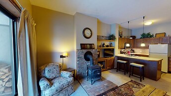 Wintergreen 106 - Cozy And Peaceful Condo, Conveniently Located Betwee