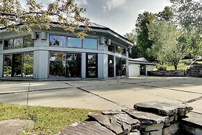 Woods Resort and Spa by RedAwning