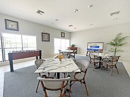 Happy Daze 4 Bedroom Home by RedAwning