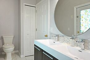 Happy Daze 4 Bedroom Home by RedAwning